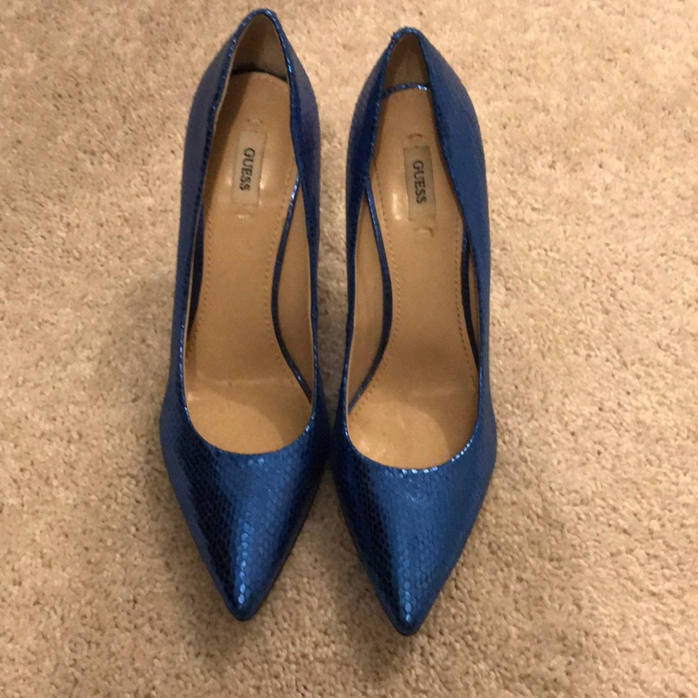 GUESS Bright blue snakeskin heel